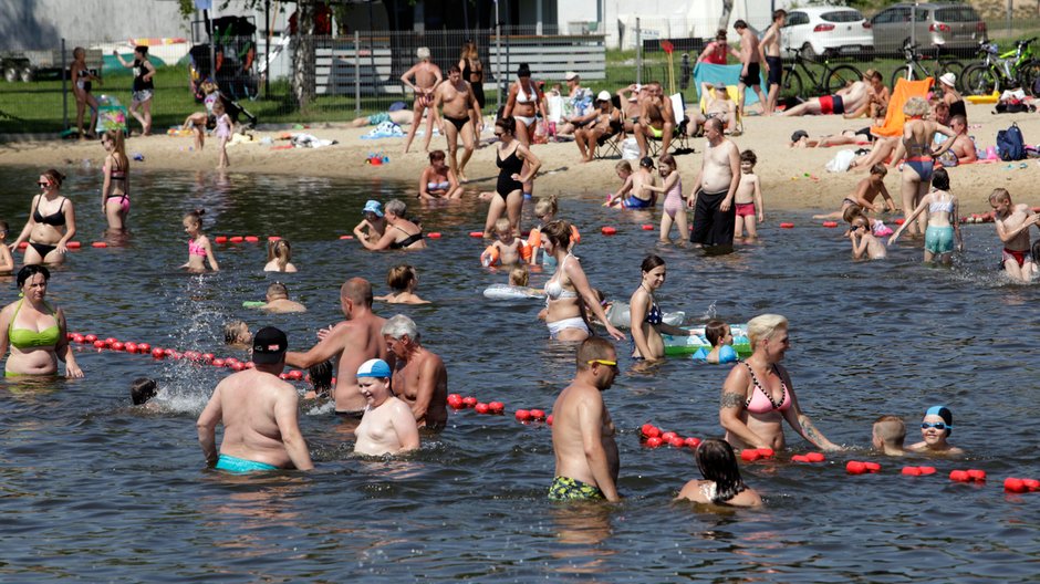 Poznaniacy podczas plażowania nad jeziorem Rusałka