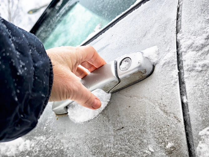 Zaleđena brava na automobilu