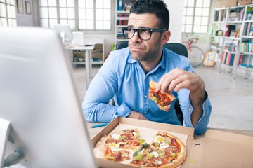 Szinte reggeltől estig dolgozik? Ezt változtassa meg a táplálkozásában!