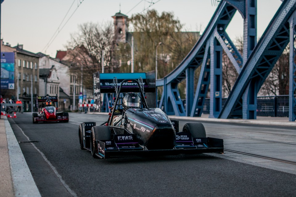 Bolidy AGH Racing w akcji na moście Piłsudskiego