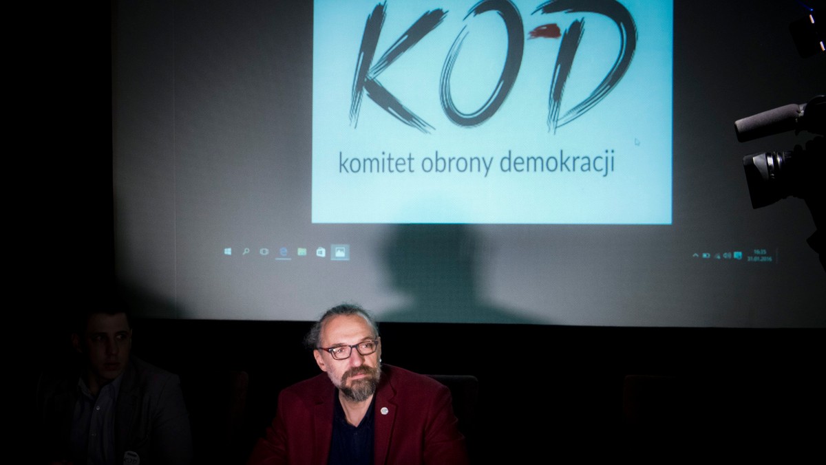 Już w sobotę, 27 lutego, Komitet Obrony Demokracji organizuje kolejny marsz. Tym razem tylko w Warszawie. Jego uczestnicy przejdą sprzed Stadionu Narodowego na plac Piłsudskiego. - Pokażemy, że jesteśmy, że stoimy na straży demokracji, że nie odpuścimy. Że będziemy politykom patrzeć na ręce – tłumaczy Mateusz Kijowski, lider KOD.