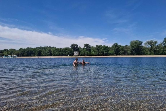 PALO PRVO KUPANJE NA ADI CIGANLIJI! Zaplivala dva Beograđanina: Napolju jeste toplo, ali OPREZ! Sezona još nije zvanično otvorena