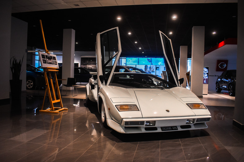 Słynne Lamborghini Countach w salonie w Radomiu