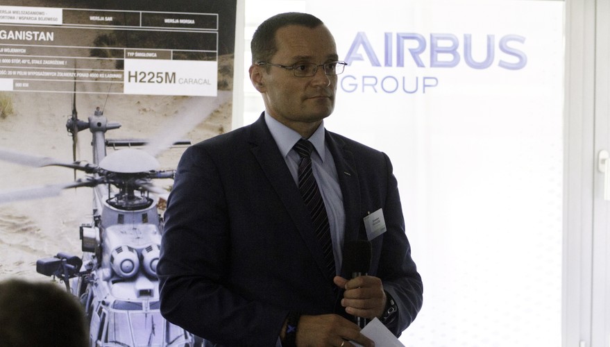 Międzynarodowy Salon Przemysłu Obronnego skupia w tym roku prawie 550 wystawców z prawie 30 krajów. Targi potrwają do piątku.
<br>
Wśród wystawców jest także koncern Airbus Helicopters, który stara się o kontrakt na dostawę śmigłowców dla polskiej armii. <br>

Na zdjęciu: Prezes Airbus Group Polska Sebastian Magadzio podczas konferencji prasowej Airbus Group, Airbus Helicopters oraz Nimrod Group, w trakcie XXIII Międzynarodowego Salonu Przemysłu Obronnego, 1 bm. w Kielcach <br><br>fot.(mgo/zuz) PAP/Michał Walczak