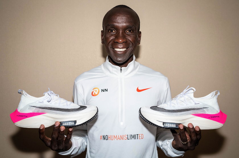 Kenijczyk Eliud Kipchoge przebiegł maraton poniżej dwóch godzin. Miał  doping w butach?