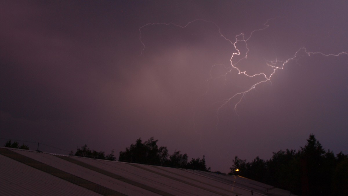 W wielu miejscach Polski mogą wystąpić dzisiaj gwałtowne burze i opady gradu. Meteorologowie przestrzegają też przed upałami i nawałnicowymi opadami deszczu. Upały w szczególności dadzą się we znaki mieszkańcom południowego-wschodu Polski, gdzie termometry wskażą nawet 34 stopnie Celsjusza. Chłodniej będzie w okolicach Szczecina, gdzie już rano doszło do pierwszych burz.