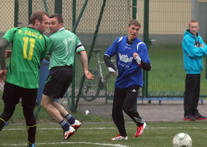 Piotr Żyła jak Donald Tusk. Też lubi haratać w gałę