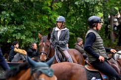 'Pierwszy raz' Julii Wieniawy, Joanna Przetakiewicz w kaloszach od Chanel. Kogo jeszcze żona Kraśki zaprosiła do Gałkowa? [FOTO]