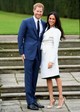 Meghan Markle és Harry herceg eljegyzésének bejelentése volt talán az első alkalom, amikor a sussex-i hercegné megszegte a királyi család stílusszabályait, hiszen nem viselt harisnyát a ruhája alatt