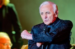 90 lat, a na scenie wciąż jest wulkanem energii. Charles Aznavour świętował urodziny! [ZDJĘCIA]