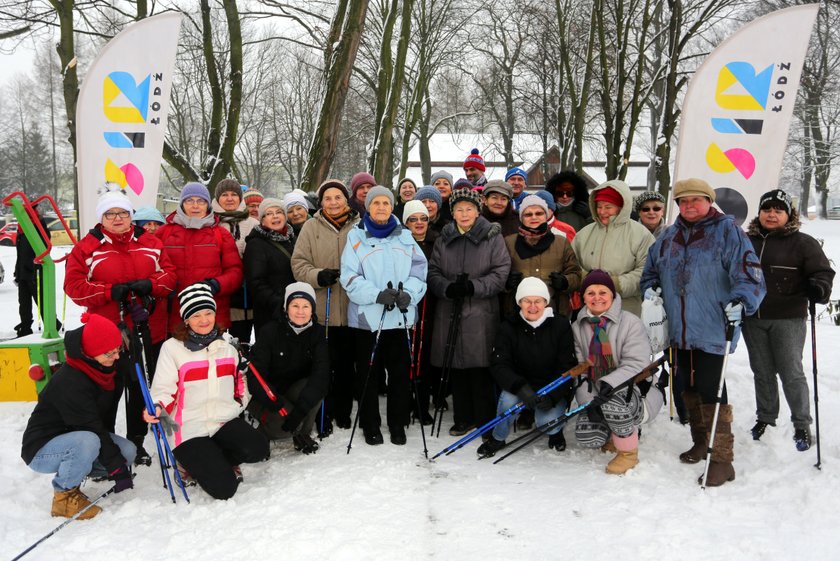 90-latka obchodziła urodziny na zajęciach nordic walking