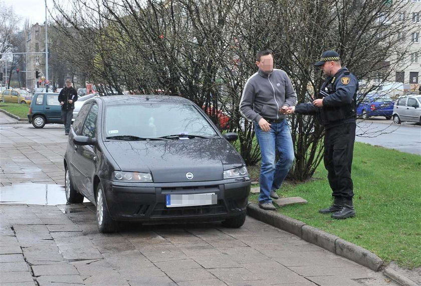 Kierowco! Chodnik jest dla pieszych!