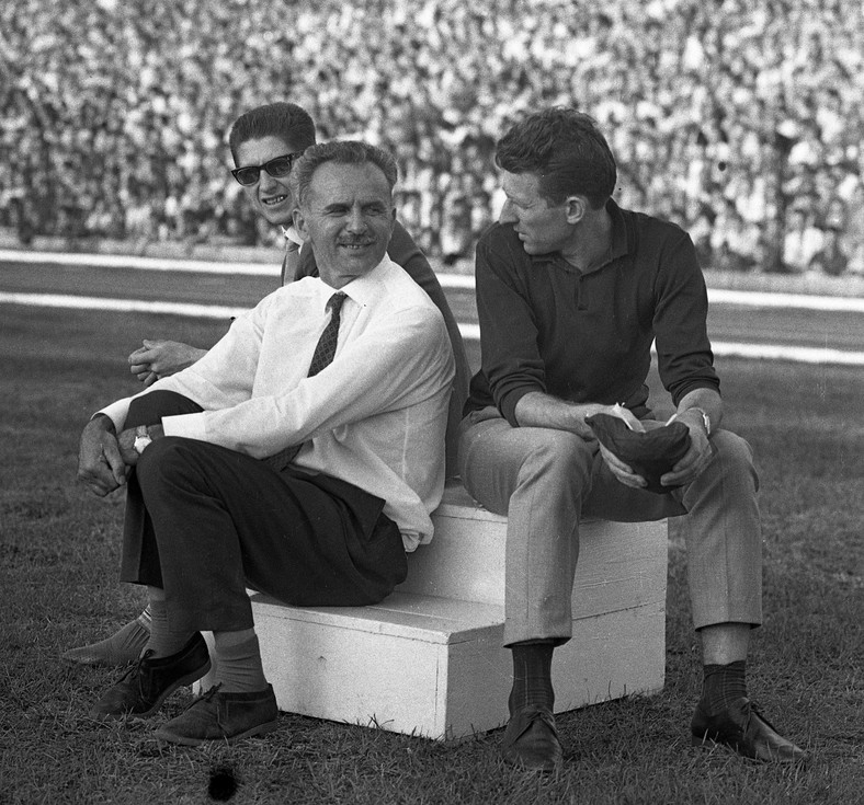Podczas pierwszego meczu Polska – USA w 1958 r. Zbigniew Orywał był jedną z gwiazd polskiej kadry. 7 lat później podczas kolejnego meczu z Amerykanami był już trenerem. Na zdjęciu z 7 sierpnia 1965 Orywał (pierwszy z lewej) razem z Janem Mulakiem i Zdzisławem Krzyszkowiakiem. (fot. Janusz Szewiński)