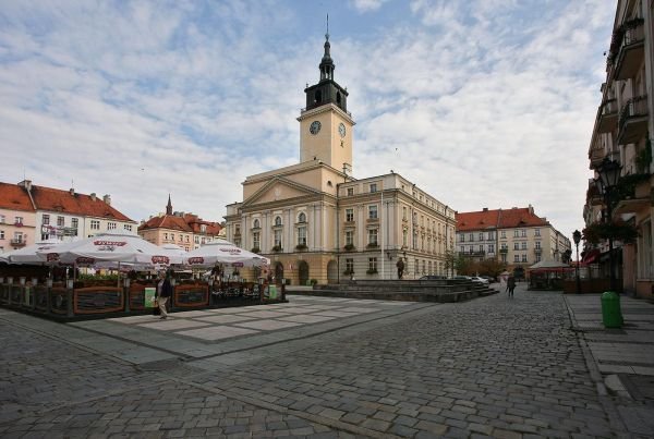 Na zdjęciu dzisiejszy rynek w Kaliszu (fot. Danuta B./fotopolska.eu, na licencji "Creative Commons Uznanie autorstwa – Na tych samych warunkach 3.0).