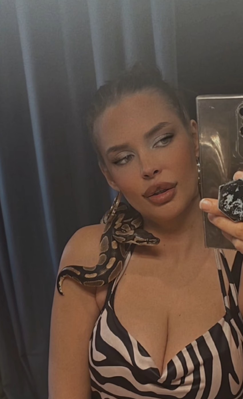 Nataša Šavija sa zmijom oko vrata