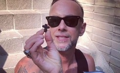Nergal nagrał piosenkę świąteczną. Jej tytuł to 'Burning Churches'