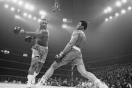 Muhammad Ali cofa się po ciosie Joe Fraziera podczas walki o tytuł mistrza wagi ciężkiej w Madison Square Garden w 1971 r. Po piętnastu rundach jednogłośną decyzją sędziów zwyciężył Frazier.