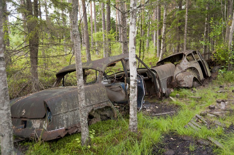 Cmentarzysko samochodów - Ponad pięćset wraków powojennych samochodów porośniętych mchem straszy w lesie w belgijskim Chatillon. Nie wiadomo dokładnie, skąd się tam wzięły. Jedna z wersji mówi o tym, że zostały porzucone przez amerykańskich żołnierzy. Jedno jest pewne: nie jest to najsympatyczniejsze miejsce na świecie. Ale jeśli masz ochotę poczuć się jak na planie dziwnego thrillera, cmentarzysko aut w Chatillon zaprasza!