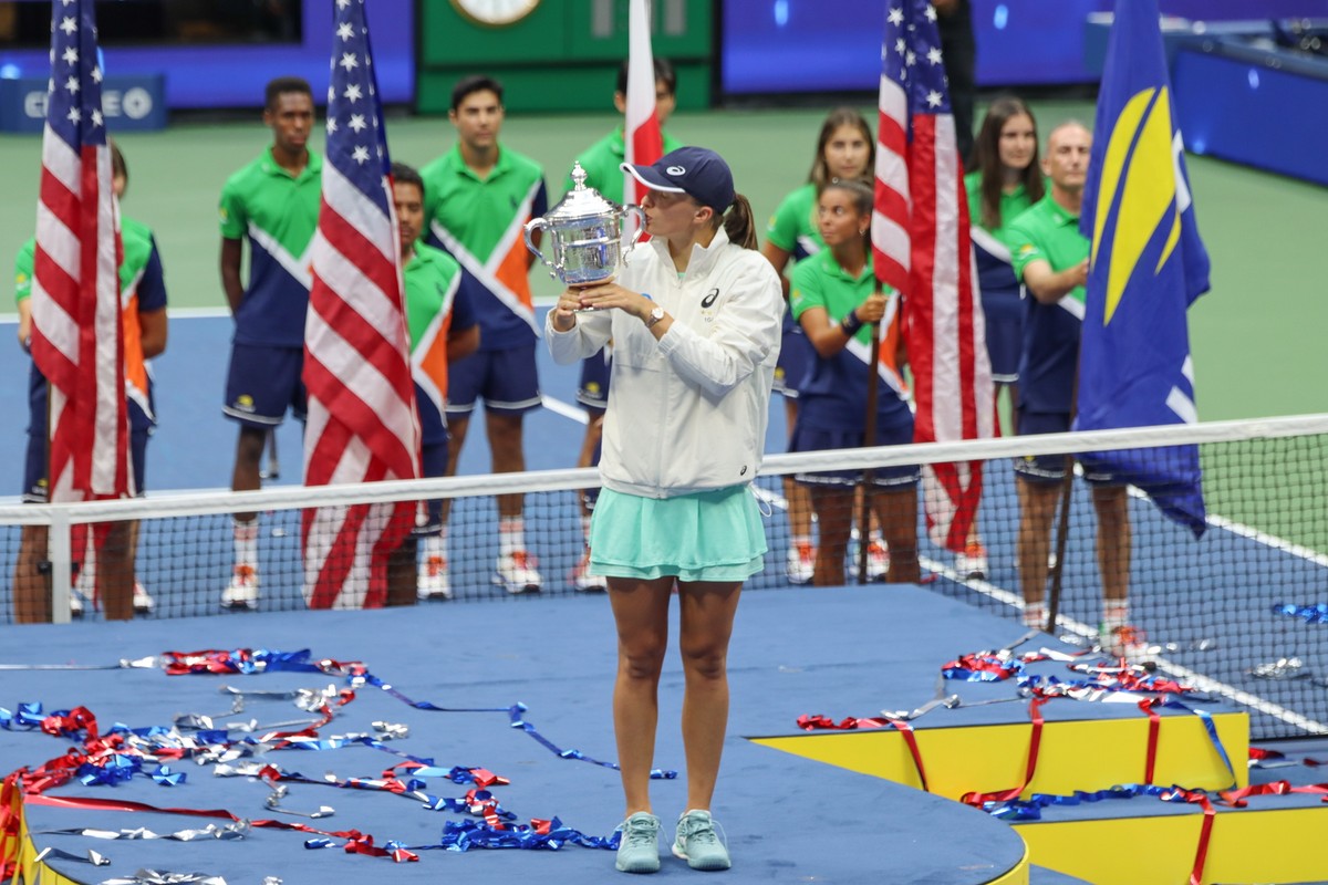 Iga Świątek po wygranym finale wielkoszlemowego turnieju tenisowego US Open z Tunezyjką Ons Jabeur
