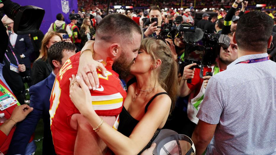 Nem volt egyszerű összehozni, hogy Taylor Swift és Travis Kelce csókja elcsattanhasson a Super Bowlon