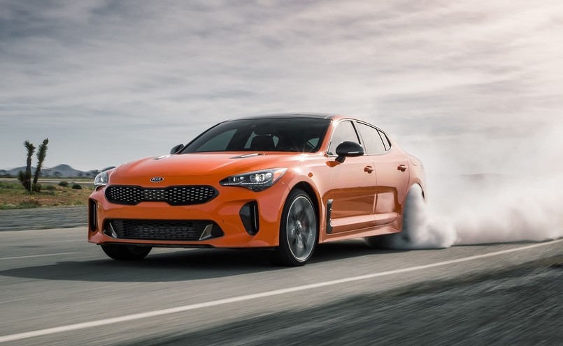 Kia Stinger GTS. Dodatkowy tryb "drift" przekazuje do 100 proc. momentu obrotowego do kół tylnej osi i dezaktywuje automatyczną zmianę biegu na wyższy