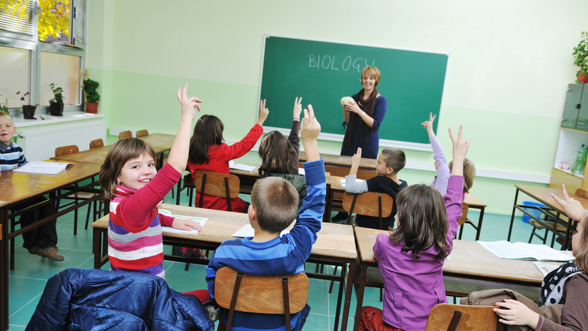 Uczniowie są jak pracownicy wymagającej firmy: pojawiają się w szkole pięć razy w tygodniu, spędzają tam kilka godzin w ciągu dnia, są poddawani ciągłym testom, muszą przyswajać ogrom wiadomości, a po powrocie do domu jeszcze pracować po godzinach… Czy można im ułatwić te zadania? Tak – i to w dość prosty sposób! Mamy sześć podpowiedzi.