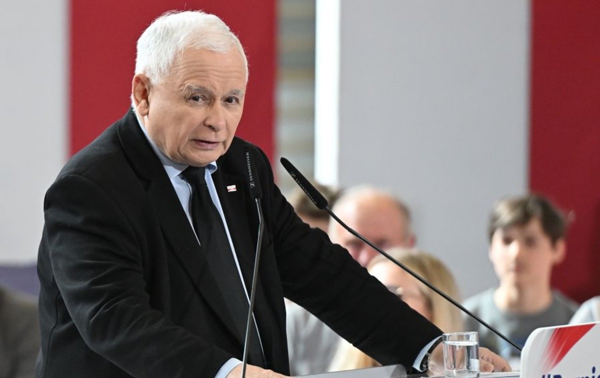 Klwatka Królewska, 02.06.2024. Kampania wyborcza do Parlamentu Europejskiego 2024. Prezes PiS Jarosław Kaczyński (P) podczas spotkania z mieszkańcami w siedzibie Szkoły Podstawowej w Klwatce Królewskiej, 2 bm. (sko) PAP/Wojtek Jargiło