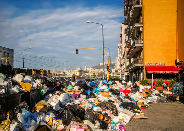 Góry śmieci w Neapolu