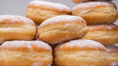 Tłusty Czwartek 2026. Tyle kalorii mają pączki, faworki i donaty