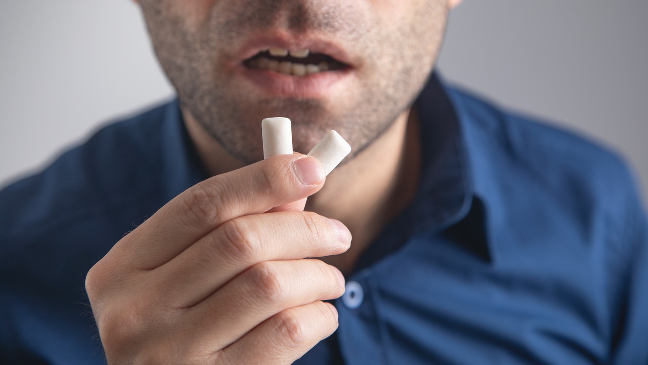 Muža zabila žuvačka (ilustračné foto).