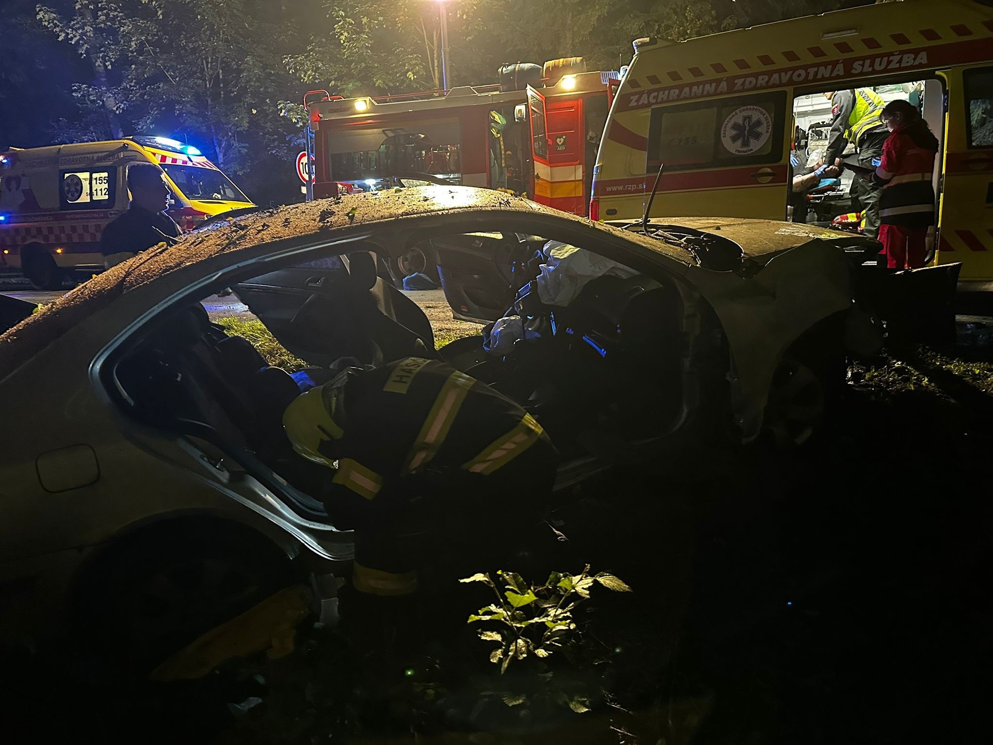Hasiči zasahovali pri nočnej dopravnej nehode v Turzovke.
