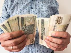 Dziś 2988 zł, a od 2025 roku - nawet 3287 zł. I to co miesiąc. Dla kogo?