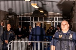 Mężczyzna podpalił się przed sądem, gdzie trwa proces Trumpa [NOWE FAKTY]