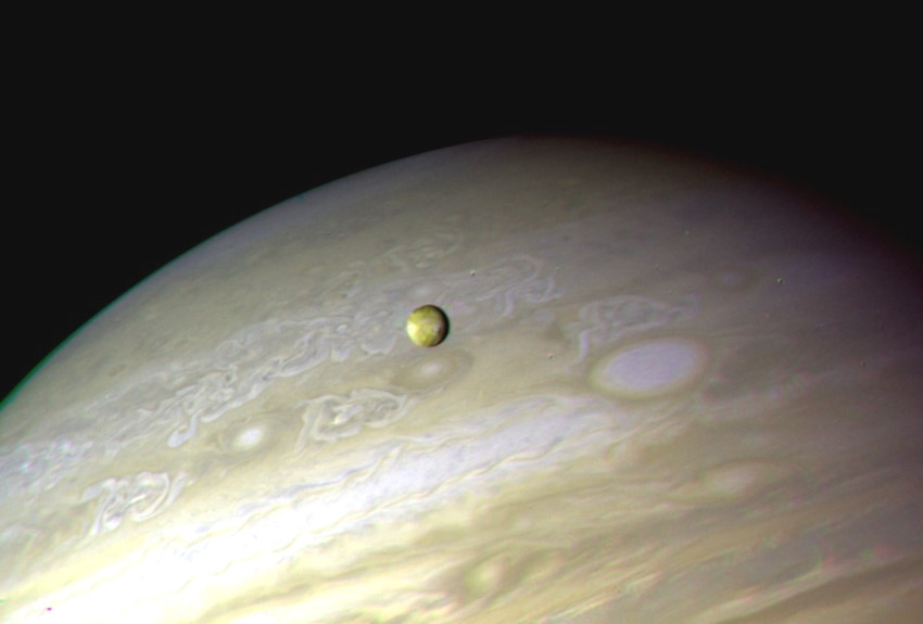 Jowisz i księżyc Io, misja Voyager 2, czerwiec 1979 rok