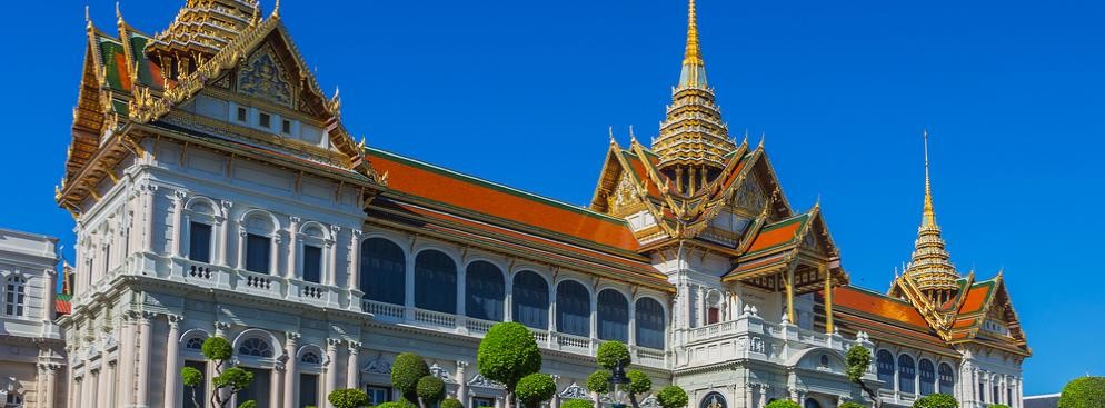Wielki Pałac w Bangkoku. Został wybudowany w 1782 roku przez króla Ramę I. Położony nad rzeką Menam zajmuje powierzchnię 218 tys. metrów2. Wielki Pałac był oficjalną rezydencją królewską w latach 1782-1946.