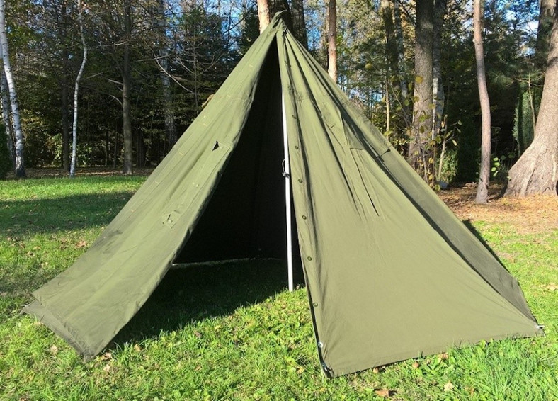 Nowe produkty w sklepie Agencji Mienia Wojskowego - namiot powstały z połączenia dwóch peleryn-pałatek