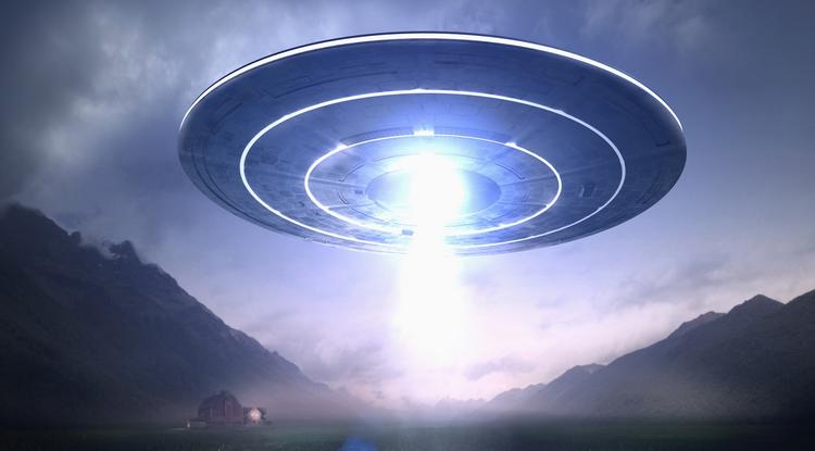 UFO üldözte a kocsit? Sokkoló felvételre bukkantak