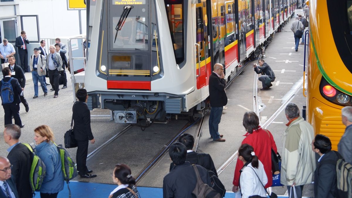 Będą nowoczesne, energooszczędne i jednoprzestrzenne, dzięki czemu pasażerowie będą mogli przejść między wagonami bez konieczności wychodzenia z pociągu. Takie będą nowe składy typu Inspiro, które Metro Warszawskie zamówiło m.in. dla II linii podziemnej kolejki. Zobacz, jak wyglądają pociągi, którymi wkrótce będziemy jeździć w Warszawie.