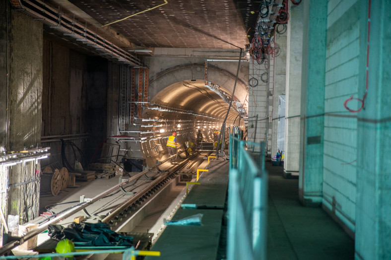 W tunelach montowane są instalacje i urządzenia odpowiedzialne za prowadzenie ruchu pociągów