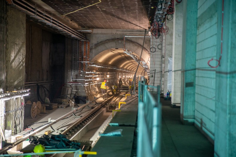 W tunelach montowane są instalacje i urządzenia odpowiedzialne za prowadzenie ruchu pociągów