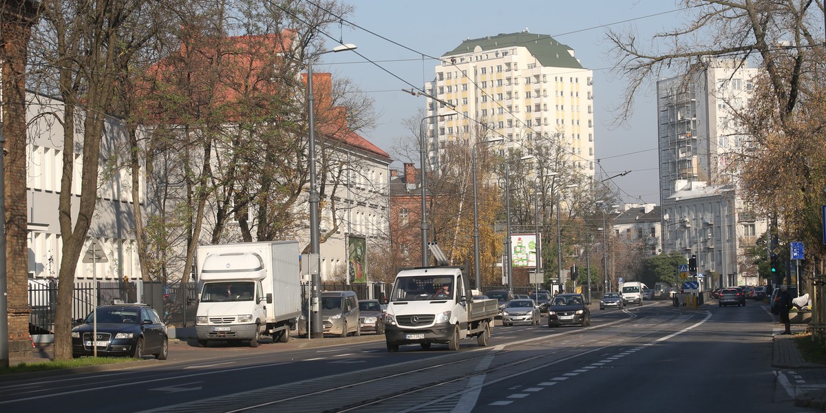 Ul. 11 Listopada współcześnie. Budynek z czerwonym, spadzistym dachem to gmach koszarowy wzniesiony w okresie międzywojennym. Za nim widoczny ceglany budynek koszar z czasów carskich.