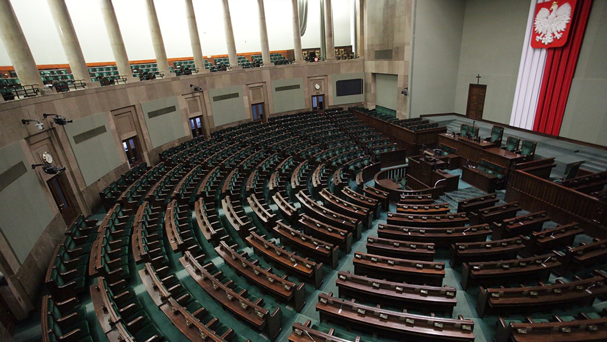 Sejm rozpoczął właśnie jednodniowe posiedzenie. Od godz. 9 posłowie zajmują się m.in. rządowym projektem ustawy budżetowej na rok 2016. W harmonogramie zaplanowano również działania w sprawie podatku bankowego, ustawy o służbie cywilnej oraz zniesienia obowiązku szkolnego dla sześciolatków. Tematem prac może być również projekt ustawy medialnej przekształcający media państwowe ze spółek skarbu państwa w instytucje kultury, który wczoraj późnym wieczorem wpłynął do Sejmu i projekt nowelizacji ustawy o Policji. Klub PiS złożył wnioski o poszerzenie porządku obrad o te dwa projekty.