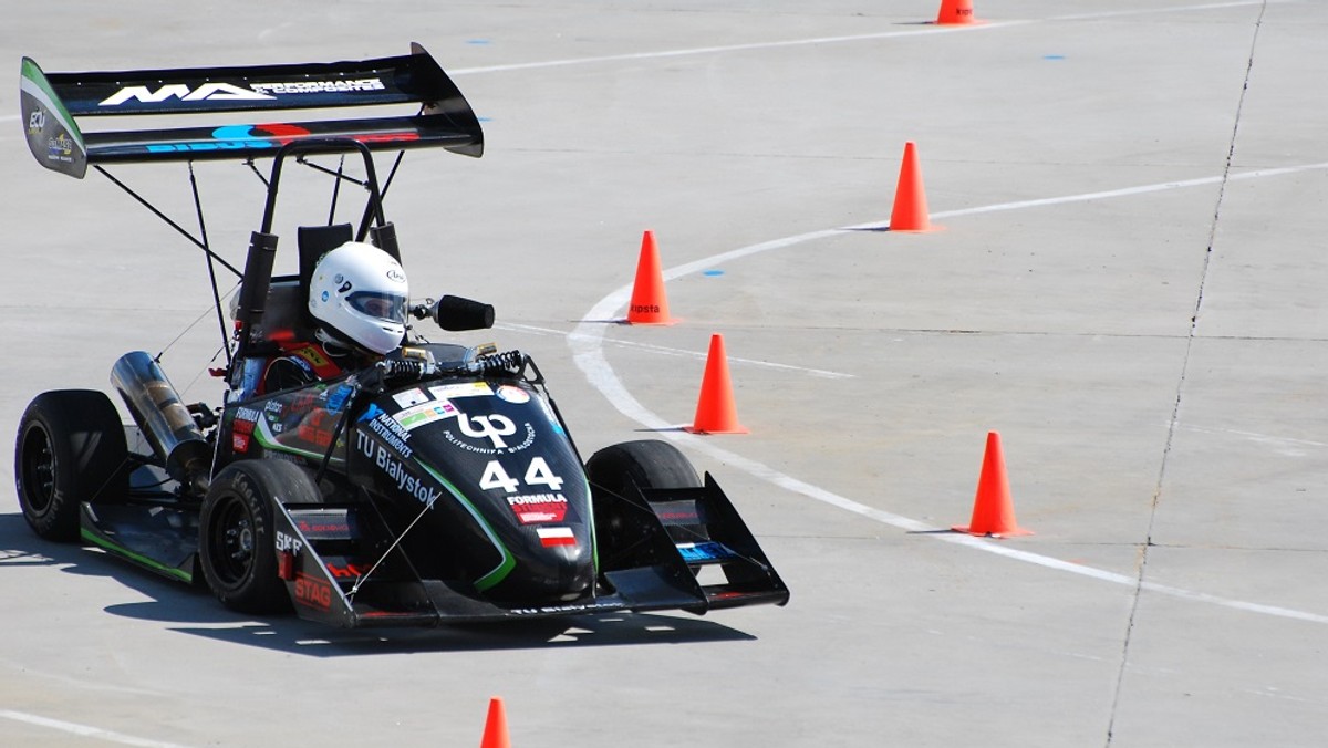 Studenci Politechniki Białostockiej zajęli 27. miejsce w zawodach Formula SAE Italy 2014. Wczoraj na torze Autodromo Riccardo Paletti – Varano de’ Melegari w okolicach Parmy zakończyły się zawody, w których startowało kilkadziesiąt drużyn reprezentujących uczelnie z całego świata. To dopiero drugi bolid skonstruowany, wybudowany i testowany na europejskich torach przez Crber Motorsport Formula Student Team