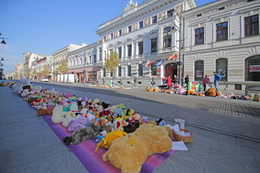 Protest pluszaków fundacji "Dziewczynka z zapałkami" na Piotrkowskiej