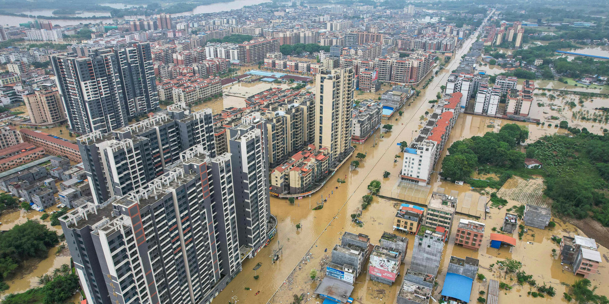 Chiny zmagają się z ogromną powodzią.