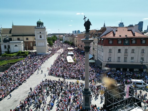 Tłum na Placu Zamkowym. Zdjęcie z lotu ptaka