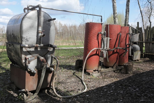 Współczesna leśna bimbrownia w Podlaskim Muzeum Kultury Ludowej w Wasilkowie, 25.04.2021