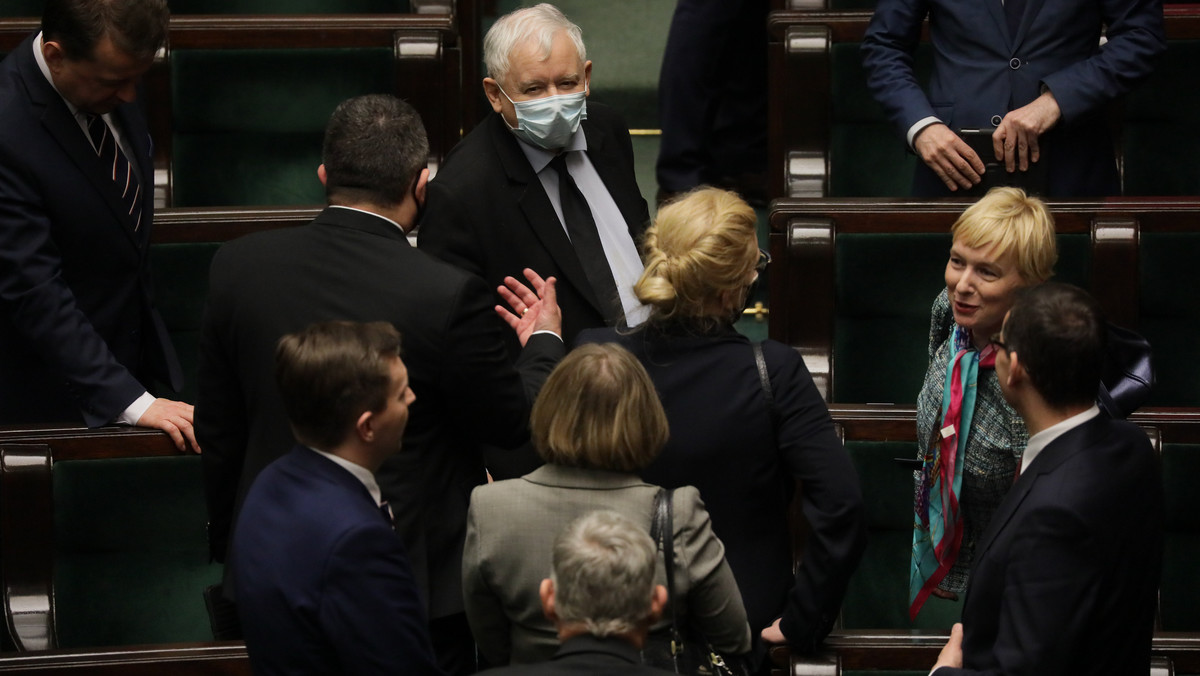 Sondaż wyborczy. Zwycięża PiS, w Sejmie jeszcze KO, ruch Hołowni i Konfederacja