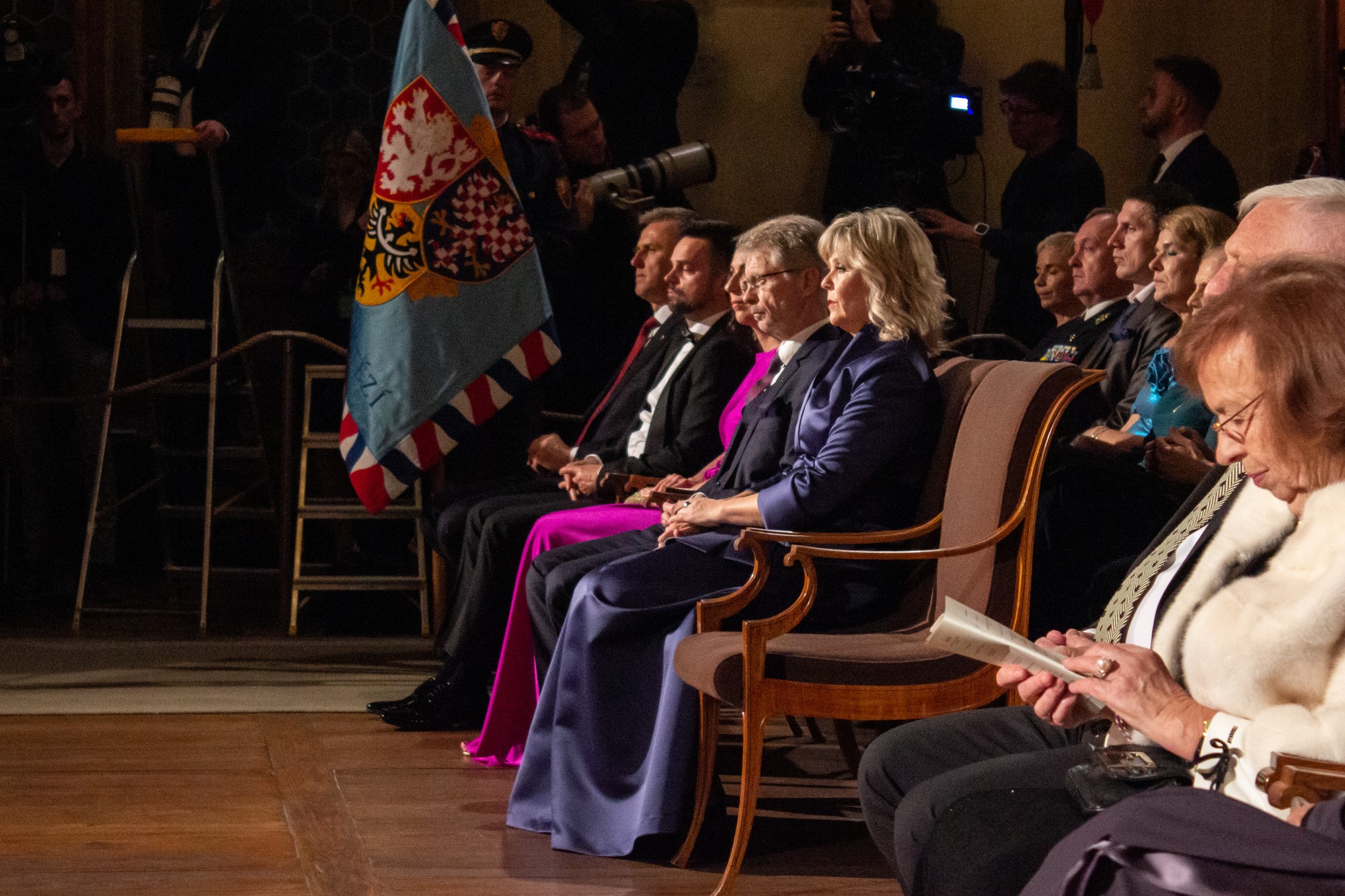 Zľava vedúci Kancelárie prezidenta republiky (KPR) Milan Vašina, šéfka Poslaneckej snemovne Markéta Pekarová Adamová s manželom Tomášom Pekarom, predseda Senátu Miloš Vystrčil a manželka českého prezidenta Eva Pavlová počas slávnostnej ceremónie udeľovania štátnych vyznamenaní na Pražskom hrade.