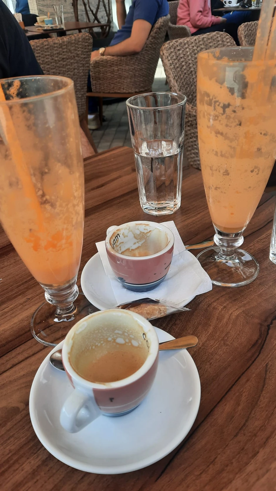 Dve kafe i sok skoro 2.000 dinara!